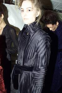 Yves_Saint_Laurent_FW2002_13.jpg