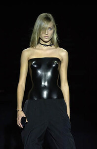 Yves_Saint_Laurent_SS2001_19.jpg