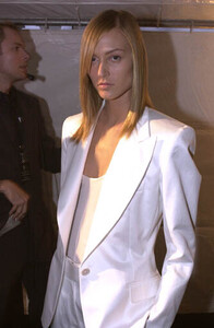 Yves_Saint_Laurent_SS2001_31.jpg