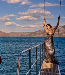 alessandra-ambrosio-for-harper-s-bazaar-magazine-turkey-september-2022-4_5.jpg