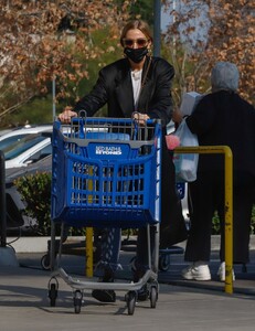 ashlee-simpson-at-bed-bath-beyond-in-los-angeles-03-07-2022-5.jpg