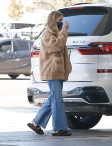 ashlee-simpson-pump-gas-in-los-angeles-02-27-2022-3.jpg