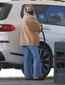 ashlee-simpson-pump-gas-in-los-angeles-02-27-2022-5.jpg