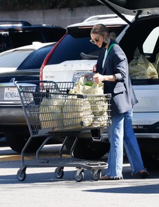 ashlee-simpson-shopping-for-groceries-in-los-angeles-03-01-2022-0.jpg