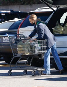 ashlee-simpson-shopping-for-groceries-in-los-angeles-03-01-2022-2.jpg
