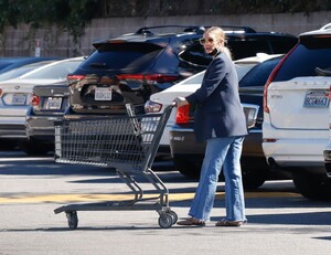 ashlee-simpson-shopping-for-groceries-in-los-angeles-03-01-2022-3.jpg