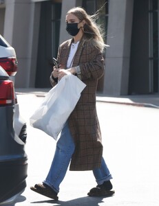 ashlee-simpson-shopping-in-la-02-22-2022-3.jpg