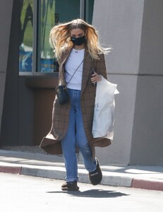 ashlee-simpson-shopping-in-la-02-22-2022-5.jpg