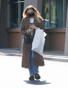 ashlee-simpson-shopping-in-la-02-22-2022-6.jpg