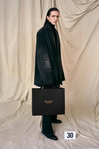 balenciaga-couture-fw21-paris30.thumb.jpg.f5147e044ad6ebfae19c528cd6f665b4.jpg