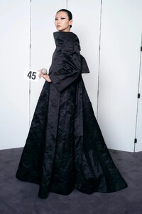 balenciaga-couture-fw21-paris45.thumb.jpg.2d3604ef28d6ac5ad1ccec7436840f1e.jpg