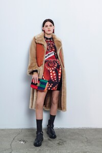 burberry-resort2020-london17.thumb.jpg.3db6062fcfaf1a18a1cfc65de4ecae3a.jpg