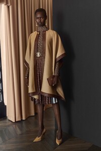 burberry-resort2020-london50.thumb.jpg.c2be80e2e0d5bc76b05d0d67223d19c3.jpg