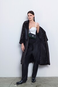 burberry-resort2020-london57.thumb.jpg.94e439c1c7ff47c7d834fbd6567e7e1e.jpg