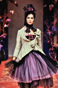 christian-lacroix-spring-1999-couture-4.thumb.jpg.acf19f4dc8f9680f75de61fe65b7864d.jpg