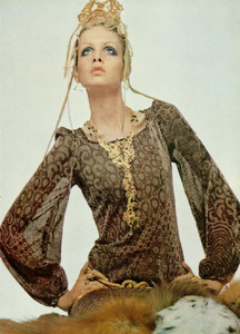 de_Villeneuve_Vogue_Italia_July_August_1969_12.thumb.png.8e516ec351cc67dd2ec0aaa3b8cd1bcd.png