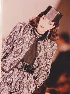 defile-YSL-1986_500.thumb.jpg.8cebff77f9f34e7be80bb5124cd3bd4f.jpg