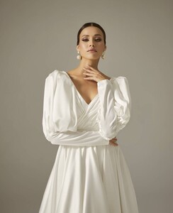 gigot-kollu-saten-sade-modern-donem-gelinlik-modeli-2334-97-B.jpg