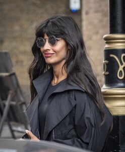 jameela-jamil-in-a-monochrome-outfit-08-31-2022-3.jpg