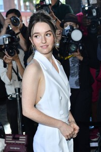 kaitlyn-dever-at-michael-kors-show-at-new-york-fashion-week-09-14-2022-0.jpg