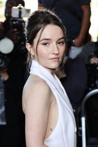 kaitlyn-dever-at-michael-kors-show-at-new-york-fashion-week-09-14-2022-5.jpg