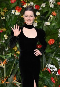kaitlyn-dever-at-ticket-to-paradise-premiere-in-london-09-07-2022-5.jpg