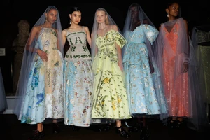 lfw_ss23_backstage_acielle_style_du_monde_erdem_017.thumb.webp.4308dfa81ff7bc8b3bd0ced50522e351.webp