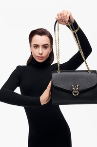lily-collins-for-panthere-de-cartier-chain-bags-2022-0.jpg