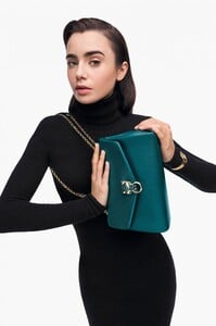 lily-collins-for-panthere-de-cartier-chain-bags-2022-2.jpg