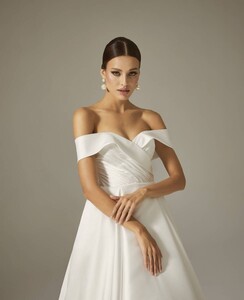 martha-ozel-saten-dokulu-v-drapeli-kayik-aski-sade-pileli-etek-gelinlik-2802-10-B.jpg