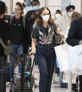 natalie-portman-arrives-at-airport-in-toronto-09-12-2022-1.jpg