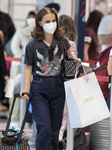 natalie-portman-arrives-at-airport-in-toronto-09-12-2022-4.jpg