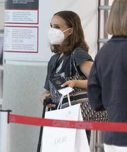 natalie-portman-arrives-at-airport-in-toronto-09-12-2022-5.jpg