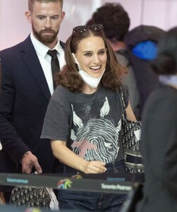 natalie-portman-arrives-at-airport-in-toronto-09-12-2022-6.jpg