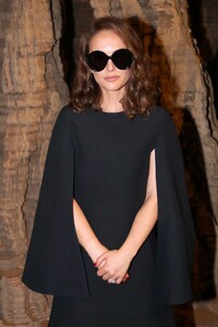 natalie-portman-christian-dior-fashion-show-in-paris-09-27-2022-4.jpg