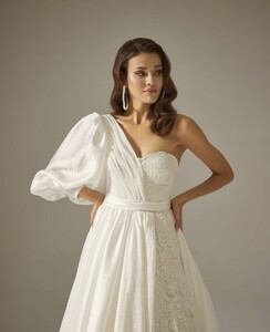 tek-omuz-hint-ipek-saten-kumas-dantelli-sade-a-kesim-gelinlik-modeli-2289-98-B.jpg
