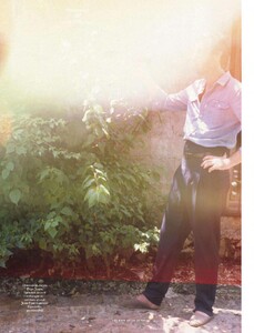 vogue-hommes-international-les-rois-de-la-jungle__(7).thumb.jpg.3d201d11b472fbfa691a15180ad470d7.jpg