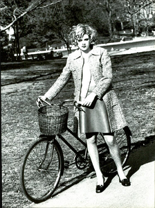 von_Unwerth_Vogue_Italia_October_1996_12.thumb.png.a6facf0c1e165f9f093070334df906fb.png