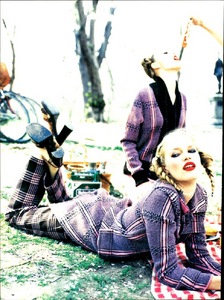 von_Unwerth_Vogue_Italia_October_1996_17.thumb.png.2831c9f9675e52a2e3aa2594a19d765d.png