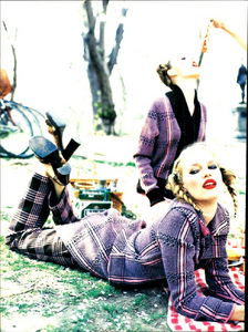 von_Unwerth_Vogue_Italia_October_1996_17.thumb.png.b5f42da77b9ba0cc2437f9eaf71919c7.png