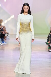 00038-elie-saab-spring-2023-ready-to-wear-credit-gorunway.thumb.jpg.8cb08ed01d886698f13cecf61e6b8578.jpg