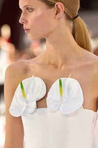 00162-loewe-spring-2023-ready-to-wear-details-credit-gorunway.thumb.webp.bcb8c848699ce5d5dc83fc1ecbb3aa40.webp