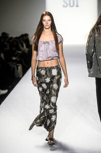 1005506096_AnnaSui1999WomenRTW59.thumb.jpg.208ad51a7d2ffc64a8305dd605bd00ee.jpg
