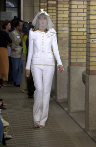 1073388851_Chanel2001HauteCouture91.thumb.jpg.47de17ec9a56b628151ac9c24872288e.jpg