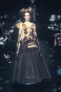 1098134344_JeanPaulGaultier1998HauteCouture81.thumb.jpg.b97863679c713dedb8406eac2cb9b621.jpg