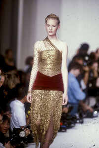 1136324076_RomeoGigli1989WomenRTW100.thumb.jpg.7a6219598a7f27047f9947b43746e936.jpg