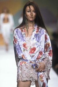 1162270513_EmanuelUngaro2000WomenRTW66.thumb.jpg.3933b1ff2912531b845616cec0a6b16d.jpg