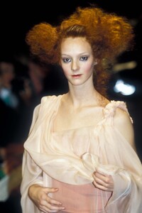 1193323985_JeanPaulGaultier1998HauteCouture106.thumb.jpg.5e40129f64f989141555fde8bc29a34b.jpg