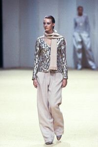 1200299618_Chanel1999HauteCouture66.thumb.jpg.ea55cdcf743b983894a4c0346a6dd6f6.jpg