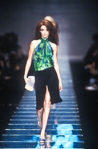 1214053655_Versace2000WomenRTW43.thumb.jpg.512c89bb4351585a620def6d92db1102.jpg